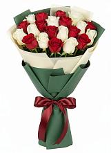 Букет Микс из красных и белых роз в Аксарке