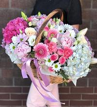 Композиция солнечный день в Аксарке Цветочная композиция из Розы, Хризантемы, Пионы и Лизиантусы в корзине в Аксарке