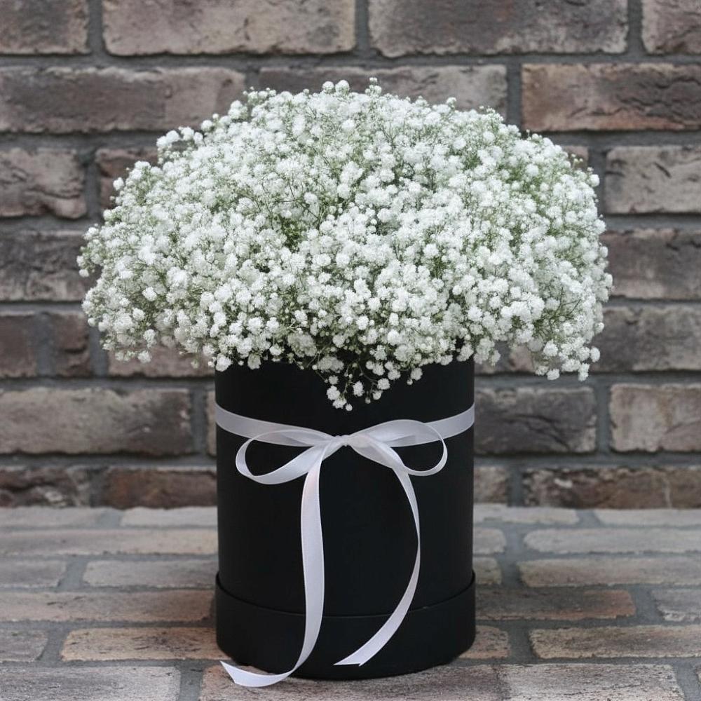 Цветочная композиция из Гипсофила в шляпной коробке в Аксарке