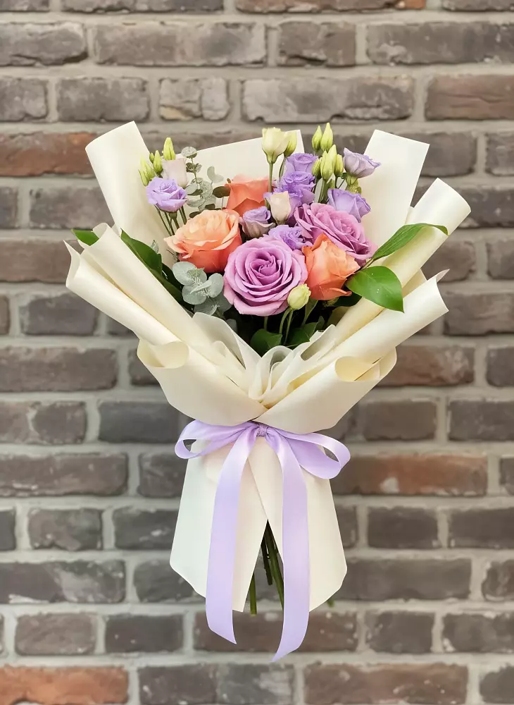 Букет цветов из: Лизиантусы и Розы в Аксарке