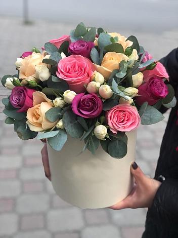 Цветочная композиция из Розы в шляпной коробке в Аксарке