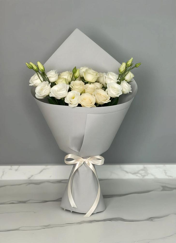 Букет цветов из: Розы и Лизиантусы в Аксарке