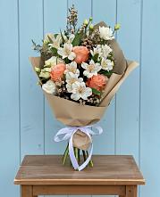 Букет цветов из:  Альстромерии, Лизиантусы, Розы и Хризантемы в Аксарке