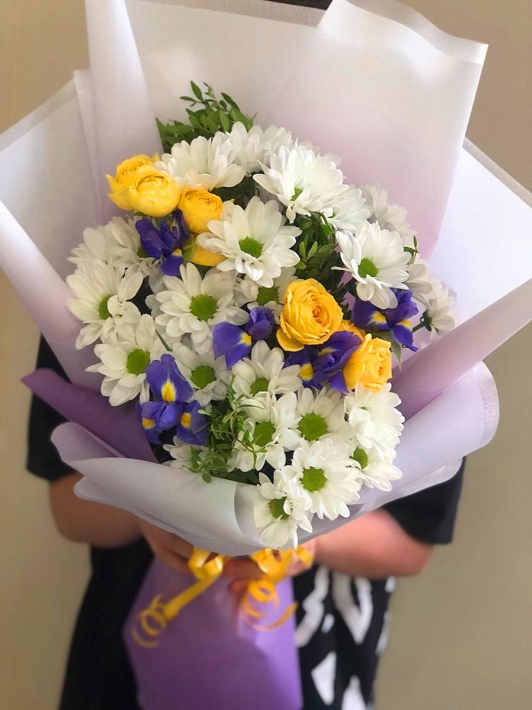 Букет цветов из: Ирисы, Хризантемы и Розы в Аксарке