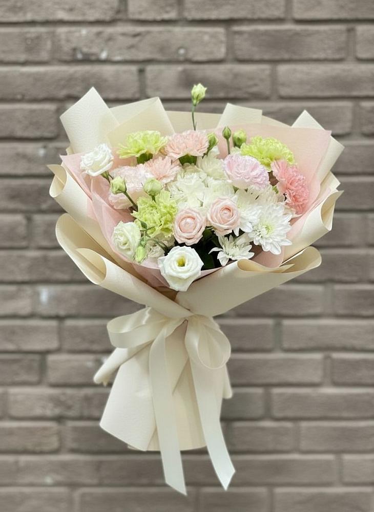 Букет цветов из: Гвоздики, Розы, Лизиантусы и Хризантемы в Аксарке