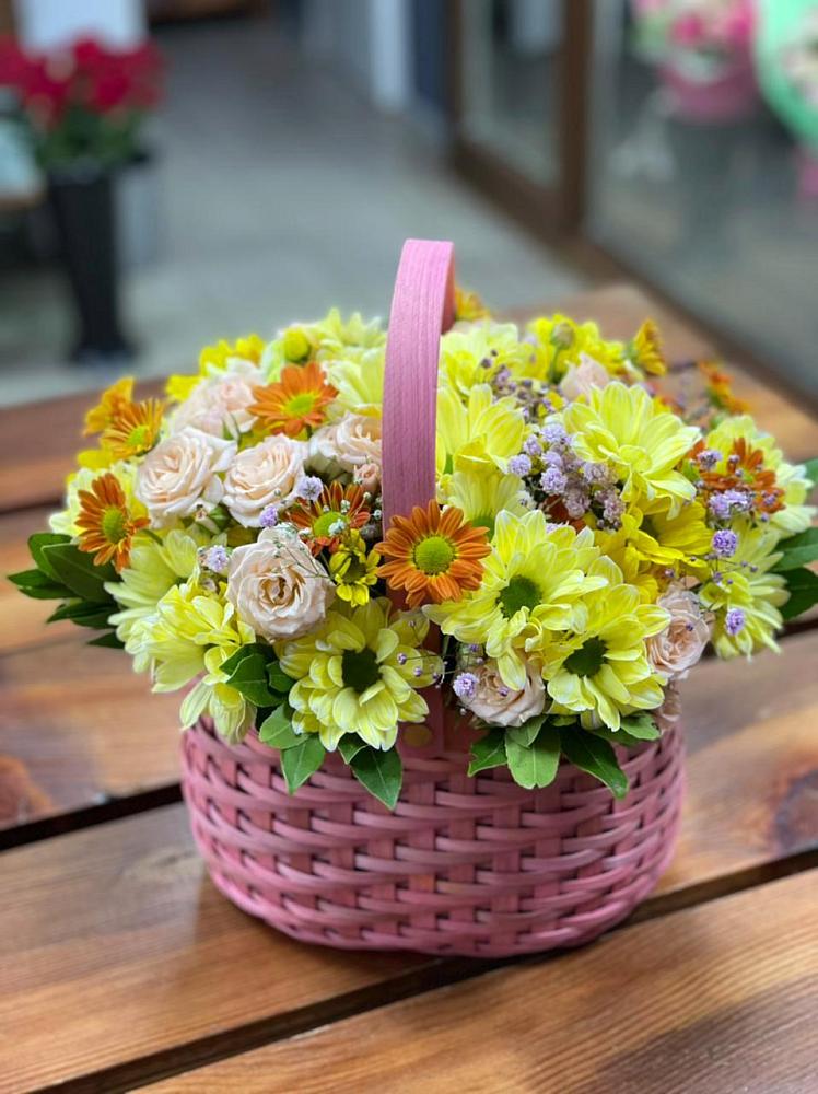 Цветочная композиция из Хризантемы и Розы в корзине в Аксарке