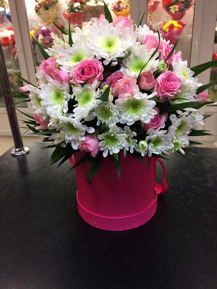 Цветочная композиция из Розы и Хризантемы в шляпной коробке в Аксарке