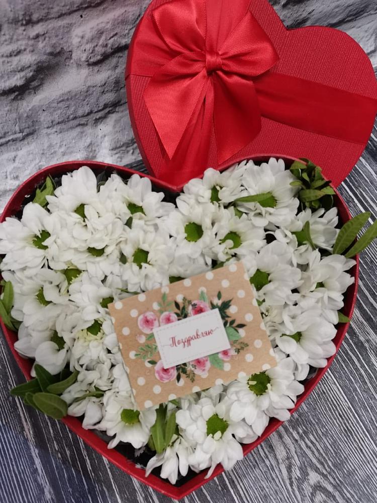 Цветочная композиция из Хризантемы в виде сердца в Аксарке