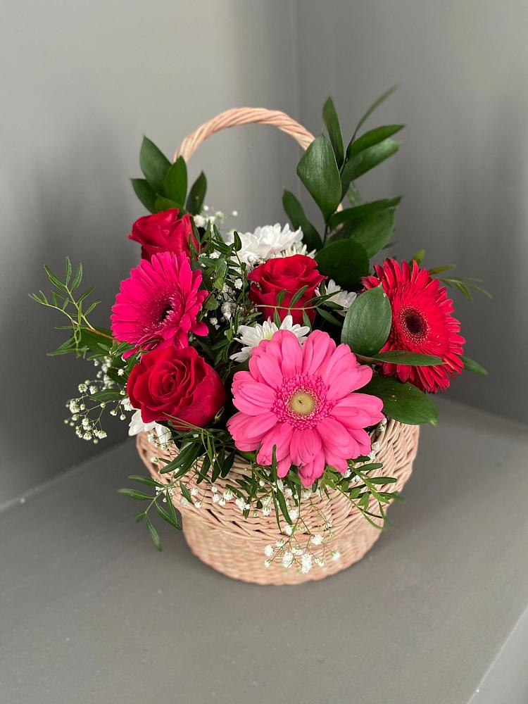 Цветочная композиция из Розы, Хризантемы и Герберы в корзине в Аксарке