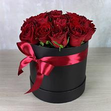 Цветочная композиция из Розы в шляпной коробке в Аксарке