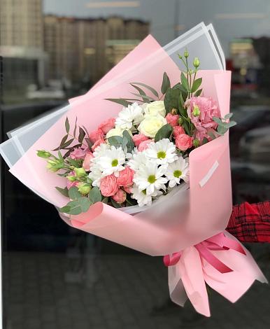 Букет цветов из: Розы, Лизиантусы и Хризантемы в Аксарке