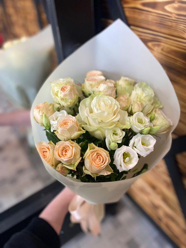 Букет цветов из: Розы и Лизиантусы в Аксарке